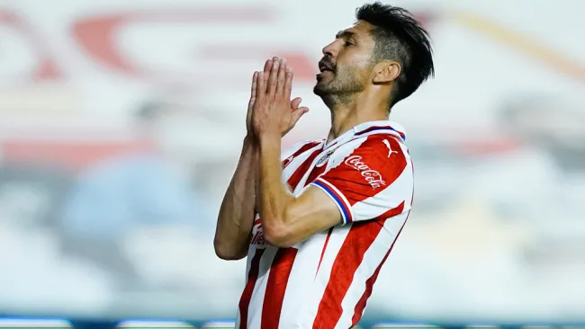 Oribe se lamenta tras una acción con Chivas