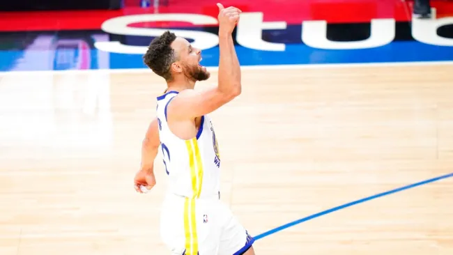 Stephen Curry en victoria ante Sixers