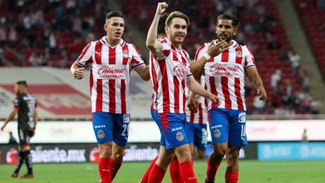 Jugadores de Chivas en festejo 