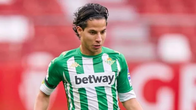 Diego Lainez en partido con Betis
