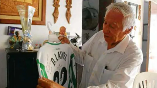 Jaime Lainez sostiene la playera de su nieto Diego 