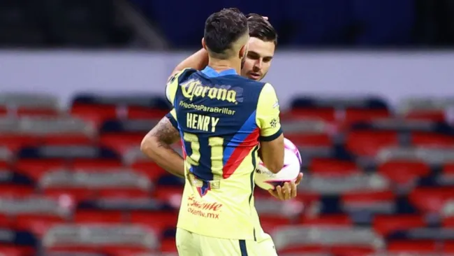 Henry Martín y Nicolás Benedetti en un partido del América