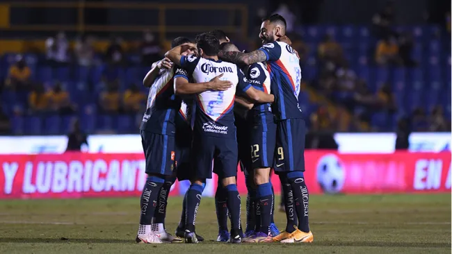 Jugadores de América festejan un gol