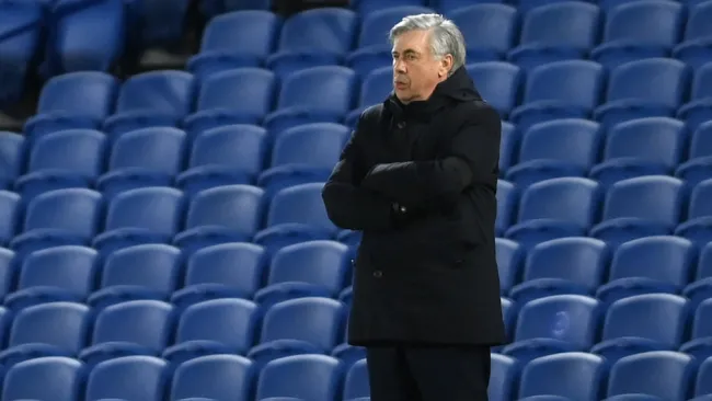 Carlo Ancelotti durante un duelo del Everton en Premier 