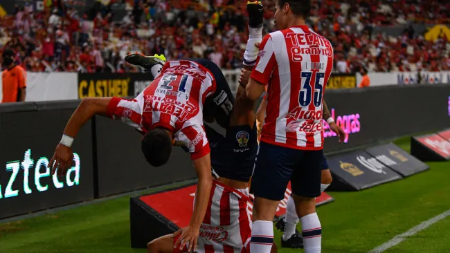 Chivas festeja gol ante Atlas