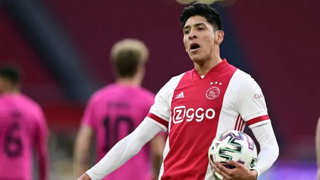 Edson Álvarez durante un partido con Ajax