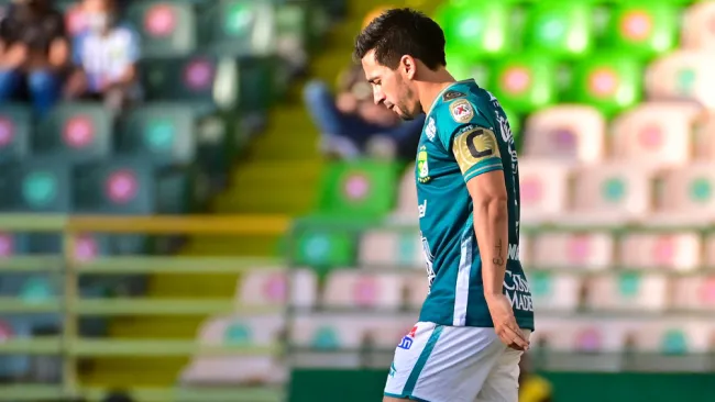 Fernando Navarro durante un duelo con León 