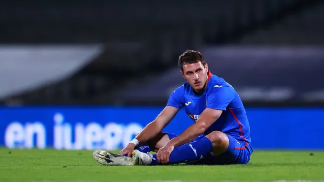 Santiago Giménez durante un partido con Cruz Azul