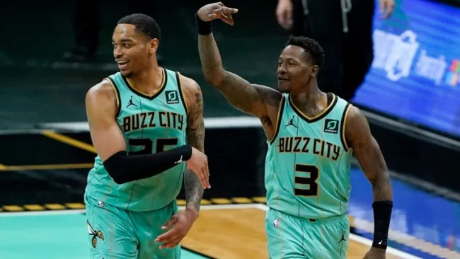 Jugadores de los Hornets festejando una canasta a favor