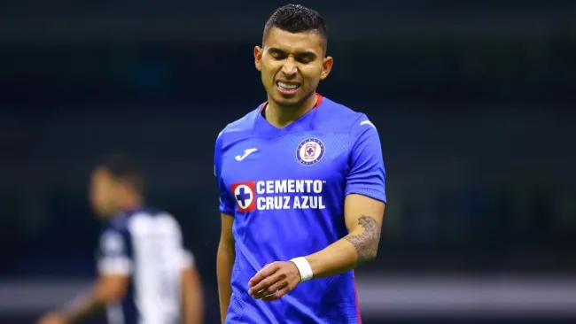 Orbelín Pineda durante un partido de Cruz Azul