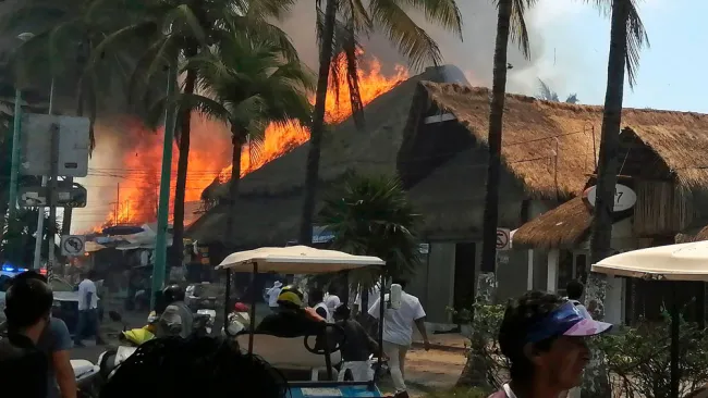 Incendio de comercios en la calle principal de Isla Mujeres