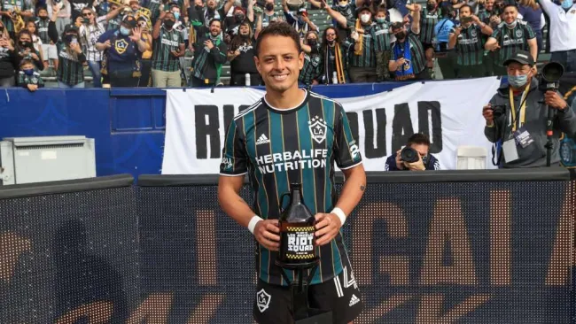 Javier Hernández en partido con Galaxy