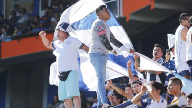 Afición del Pachuca en las Tribunas del Huracán