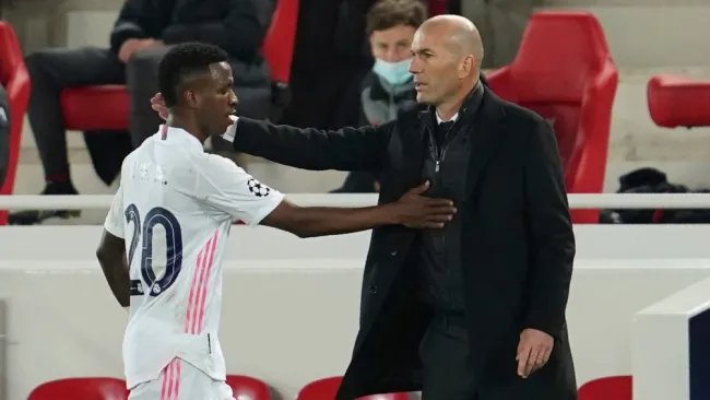 Zinedine Zidane y Vinicius Jr durante partido en Cuartos de Final de la Champions