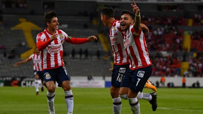 Alexis, Zaldívar y Brizuela festejan el gol ante Atlas 