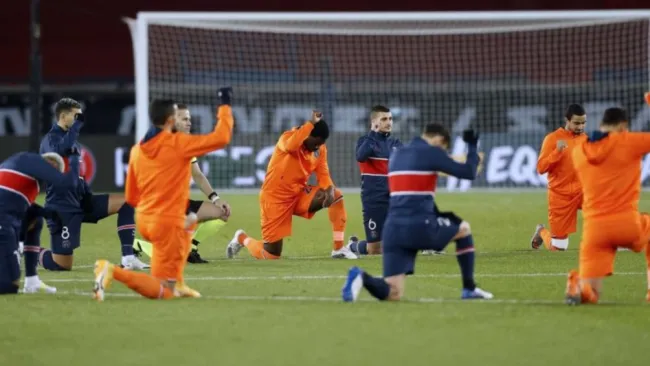 Jugadores del PSG y el Estambul Basaksehir en protesta contra el racismo