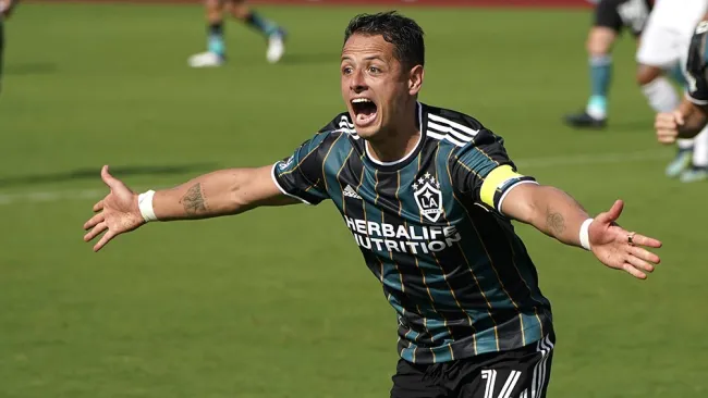 Chicharito Hernández en partido con Galaxy