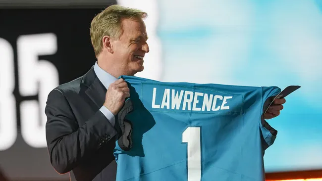 Roger Goodell anuncia el pick de Trevor Lawrence 