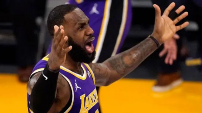 LeBron James, se molesta en juego de los Lakers 