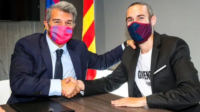 Óscar Mingueza junto con Laporta tras renovar contrato 