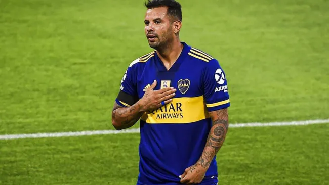 Edwin Cardona, durante un juego con Boca