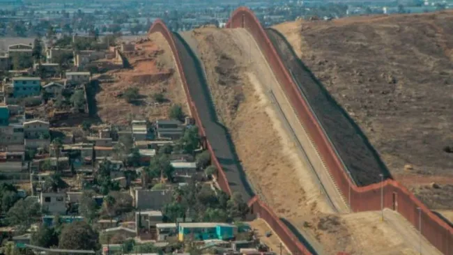 Muro fronterizo entre EUA y México 