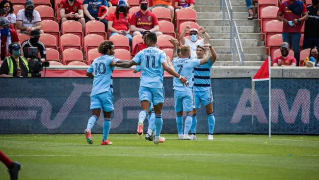 Alan Pulido festejando su gol con sus compañeros