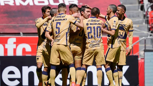 Jugadores de Pumas festejan un gol