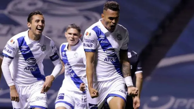 Emanuel Gularte en festejo con Puebla 