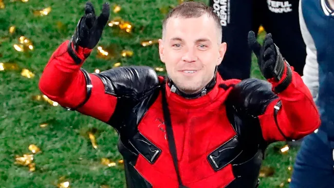 Artem Dzyuba festeja el Título del Zenit disfrazado de Deadpool 