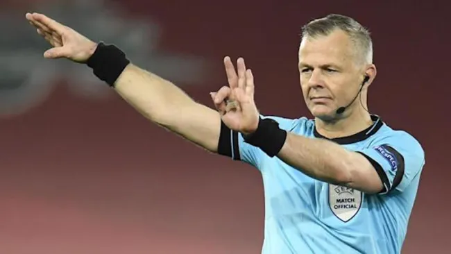 Björn Kuipers, dirige un juego de Champions League 