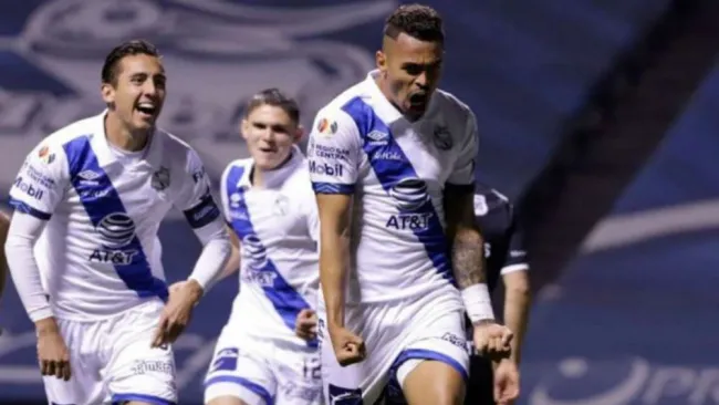 Emanuel Gularte en festejo con Puebla