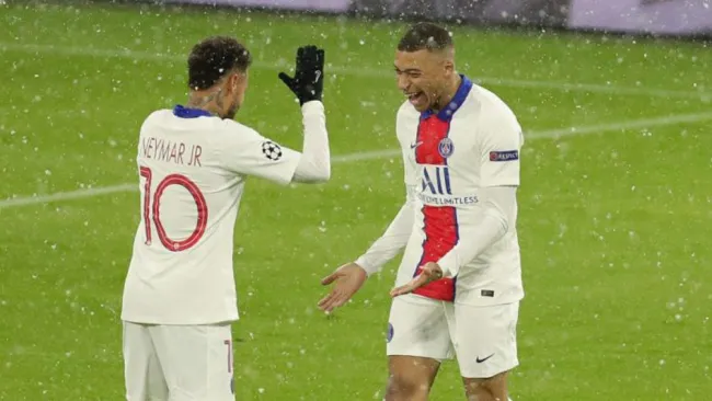 Neymar y Mbappé, en festejo de gol