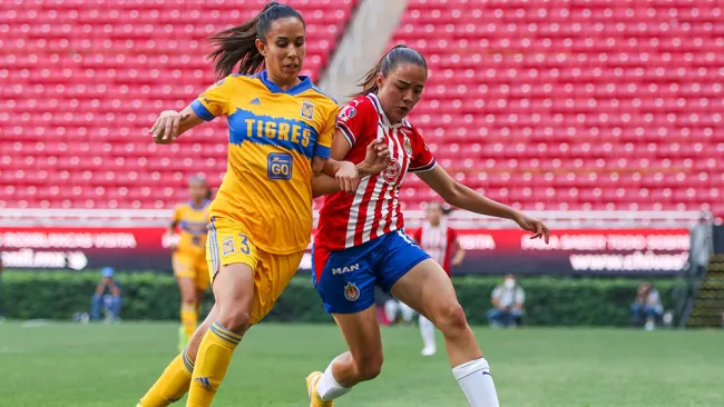 Disputa del balón en el Chivas vs Tigres