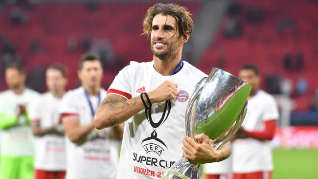Javi Martínez posa con la Supercopa de Europa 