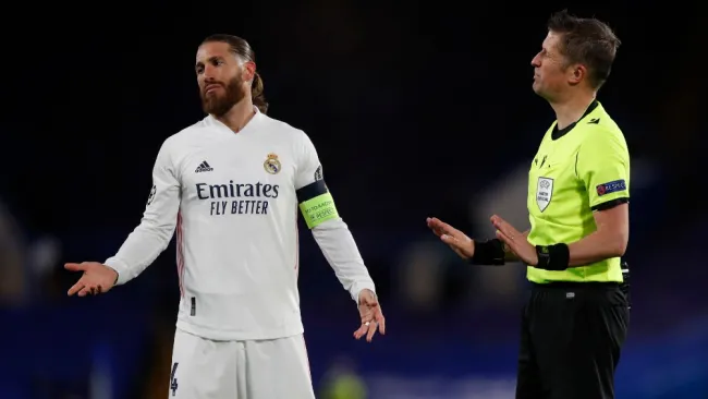 Sergio Ramos reacciona durante partido de la Champions frente al Chelsea