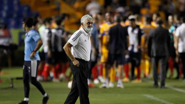 Tuca Ferretti durante un partido con Tigres