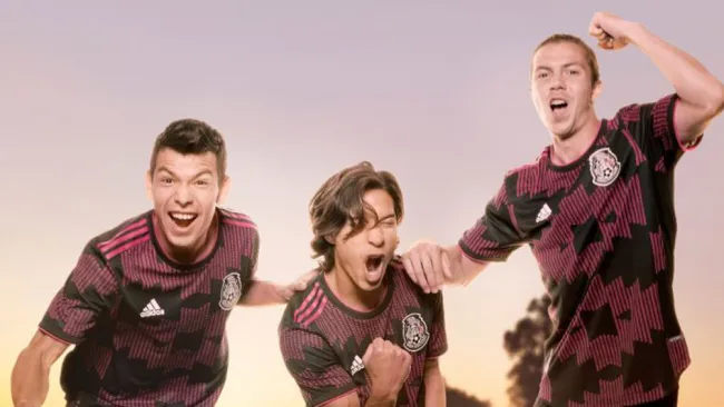Chucky, Lainez y Córdova portando la nuevo playera