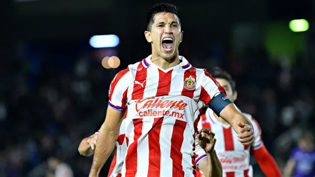 Jesús Molina festeja un gol con Chivas 