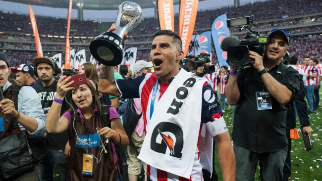 Carlos Salcido con el trofeo de campeón de Liga MX 