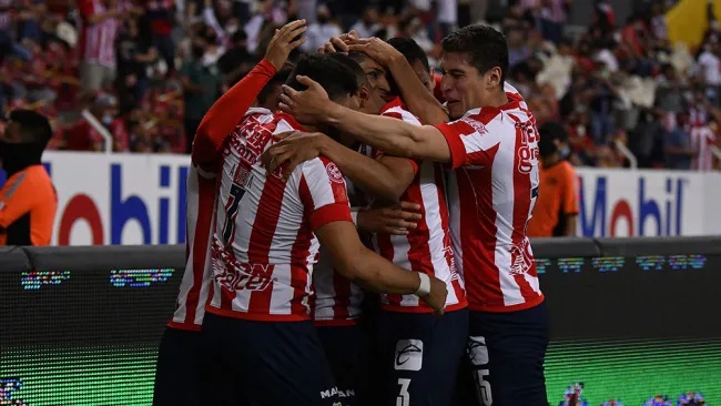 Jugadores de Chivas festejan un gol