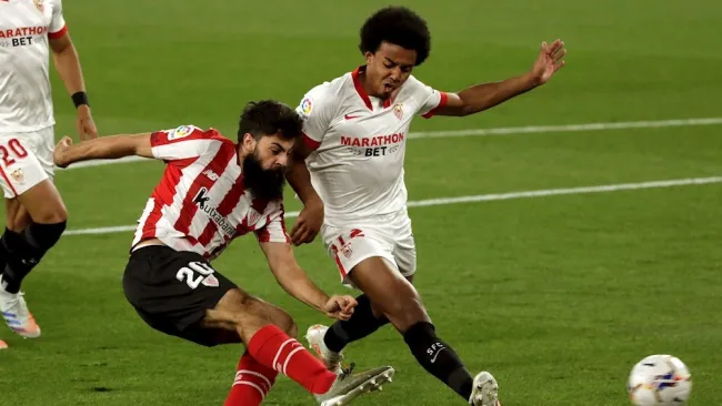 Jules Koundé durante un partido con el Sevilla