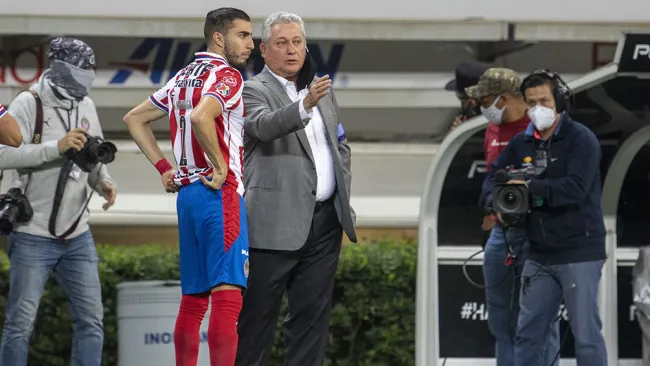 Víctor Manuel Vucetich da instrucciones en partido con Chivas