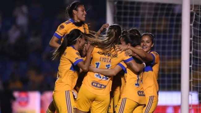 Jugadoras de Tigres Femenil en festejo