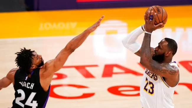 LeBron James durante un partido con los Lakers