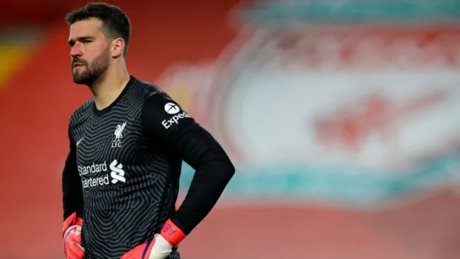 Alisson en un partido del Liverpool
