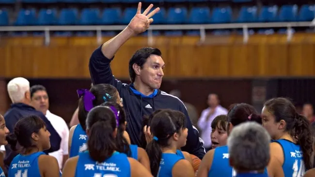 Nájera durante un evento con niños 