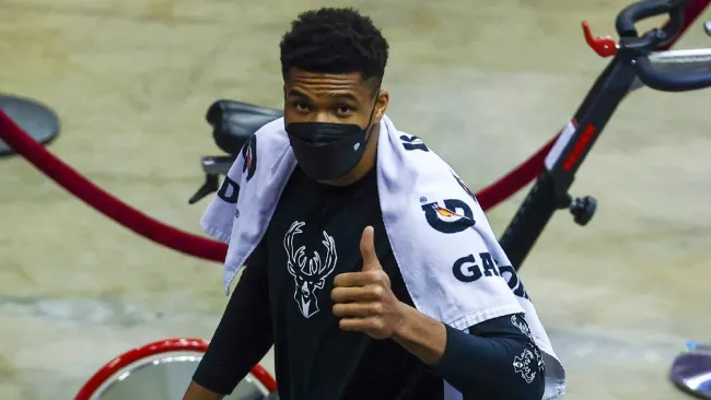 Video: Giannis Antetokounmpo regaló sus tenis a pequeño aficionado