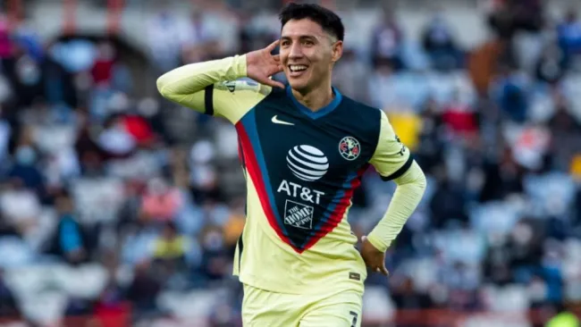 Leo Suárez en celebrando una anotación con América