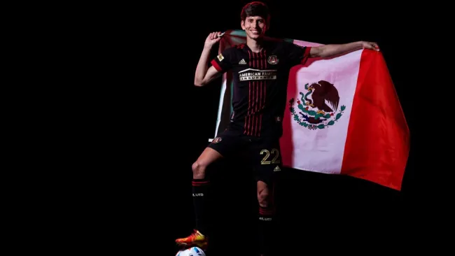 Jürgen Damm posa con el uniforme del Atlanta United y la bandera de México